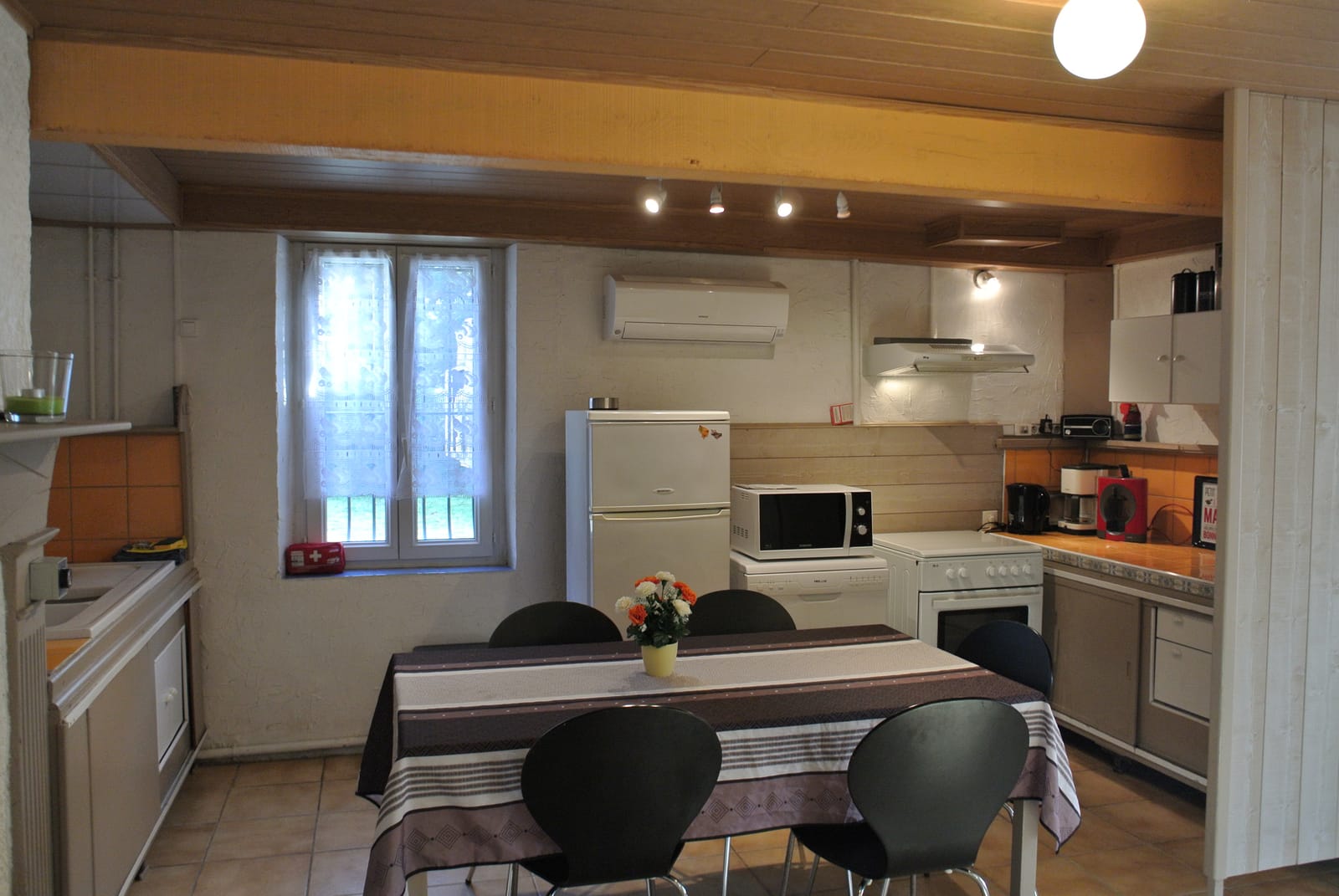 De keuken en woonkamer