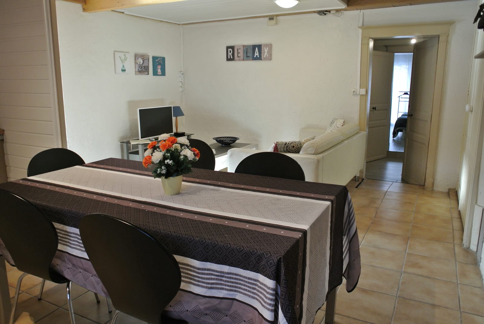 De woonkamer met eettafel en zithoek.