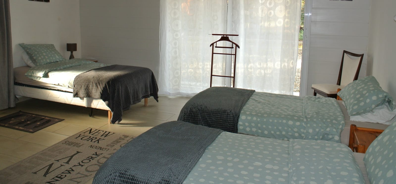Slaapkamer 2 met drie eenpersoonsbedden