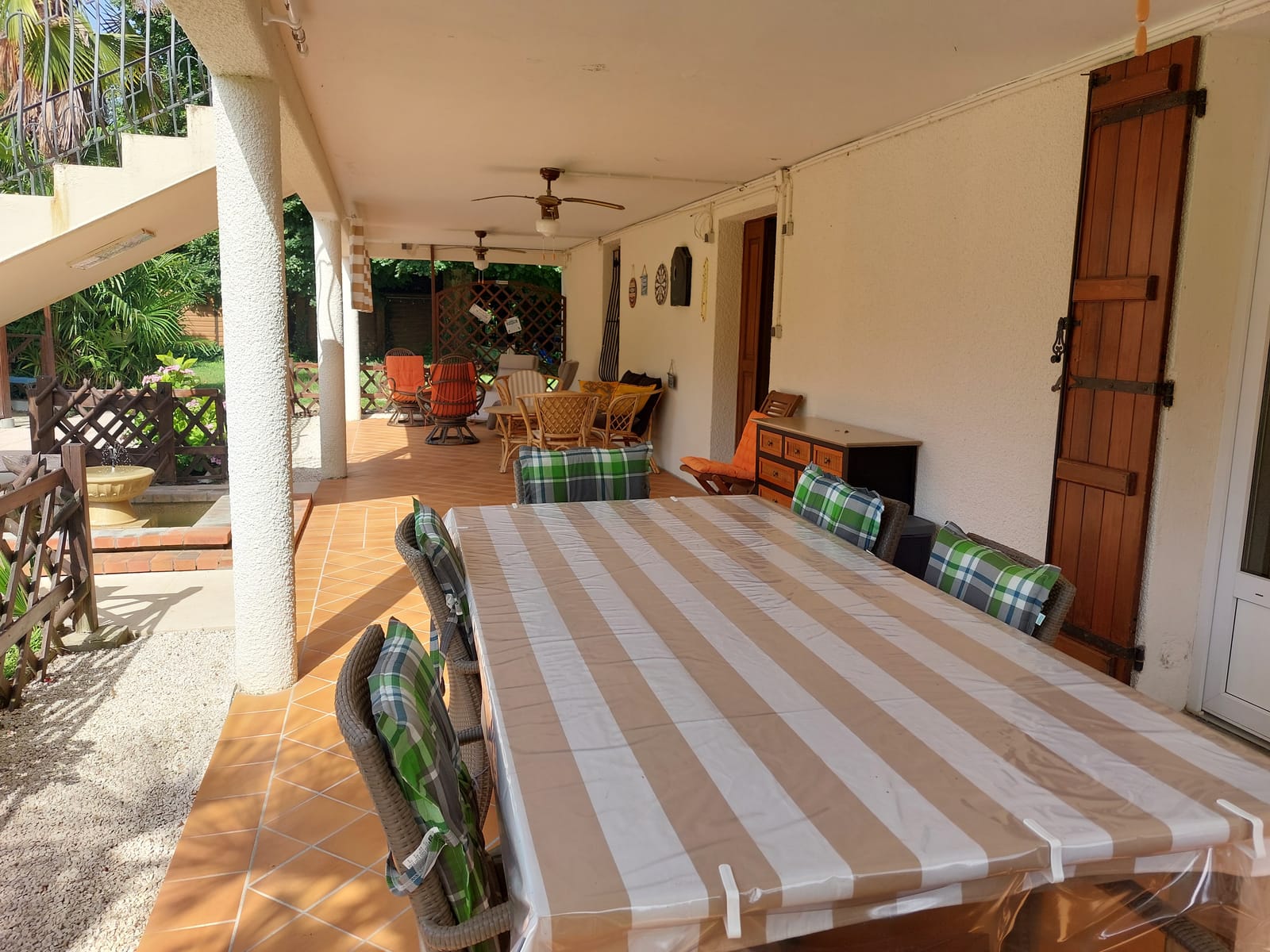 Lange tafel onder het overdekte terras.