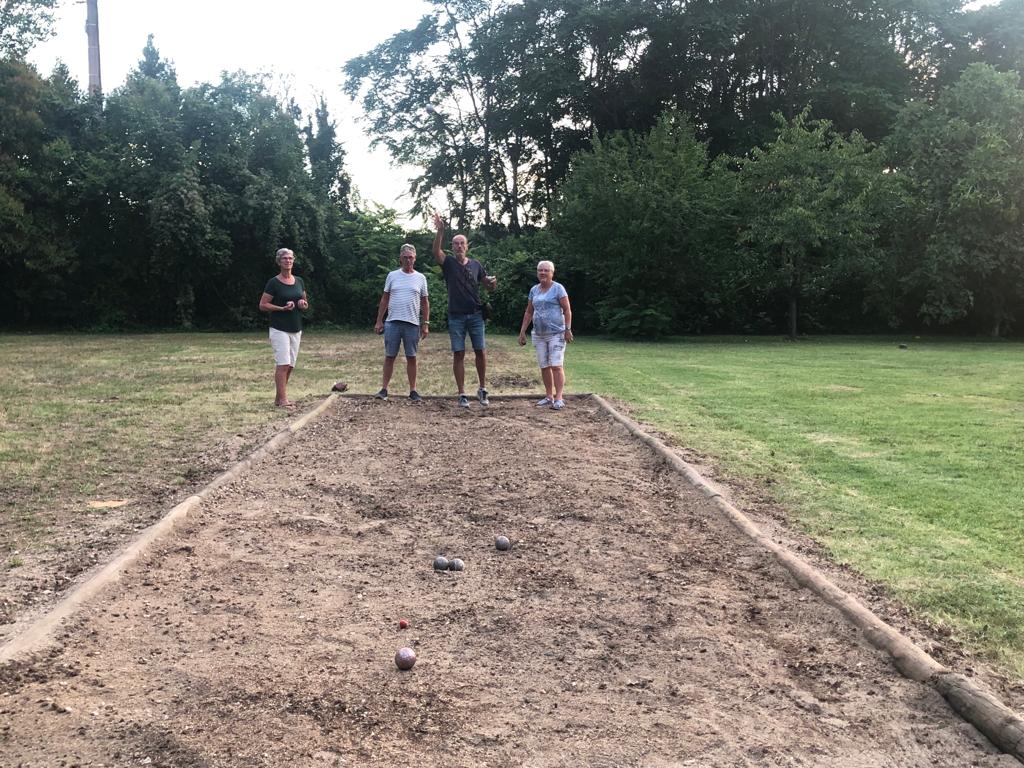 De jeu-de-boulesbaan op het terrein.