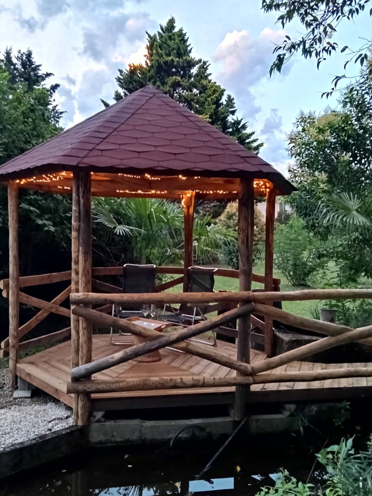 Houten paviljoen in de tuin.